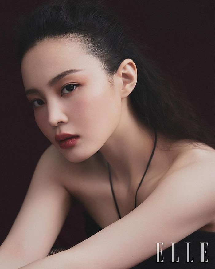 Lee Hi's natural makeup look actually accentuates Nars lipstick itself.  Shade Gipsy from Nars Air Matte Lip Color shows a berry red color that contrasts with Lee Hi's white skin tone.  / photo: instagram.com/ellekorea