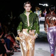 Tampilan Gigi Hadid yang Kembali Berjalan di Fashion Week Pasca Melahirkan! Tetap Fierce dan Makin Glowing