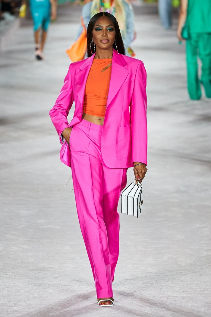 Tak lengkap bila sebuah show yang dipenuhi model dan selebriti bila tanpa supermodel legendaris Naomi Campbell yang terlihat fierce.Foto: Alessandro Lucioni/Go Runway/Vogue