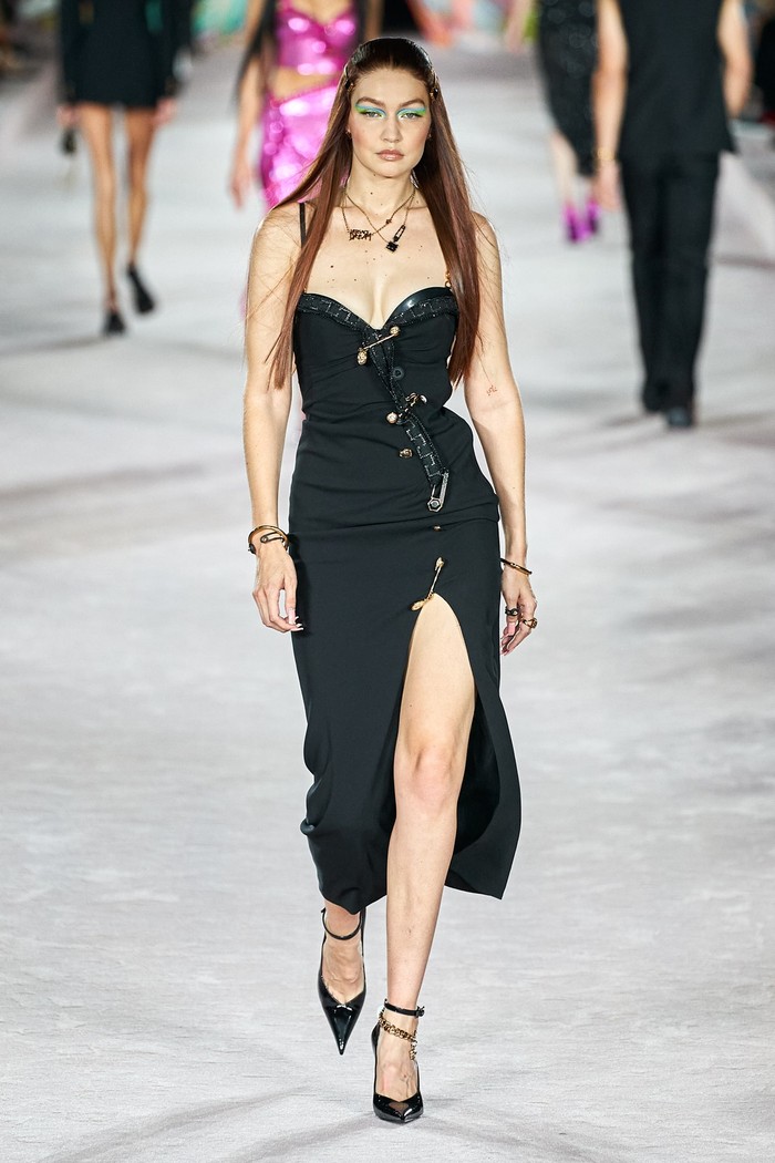 Gigi tampil membawakan dua look di fashion show Versace, salah satunya adalah gaun malam aksen safety pinsFoto: livingly.com/IMAXtree
