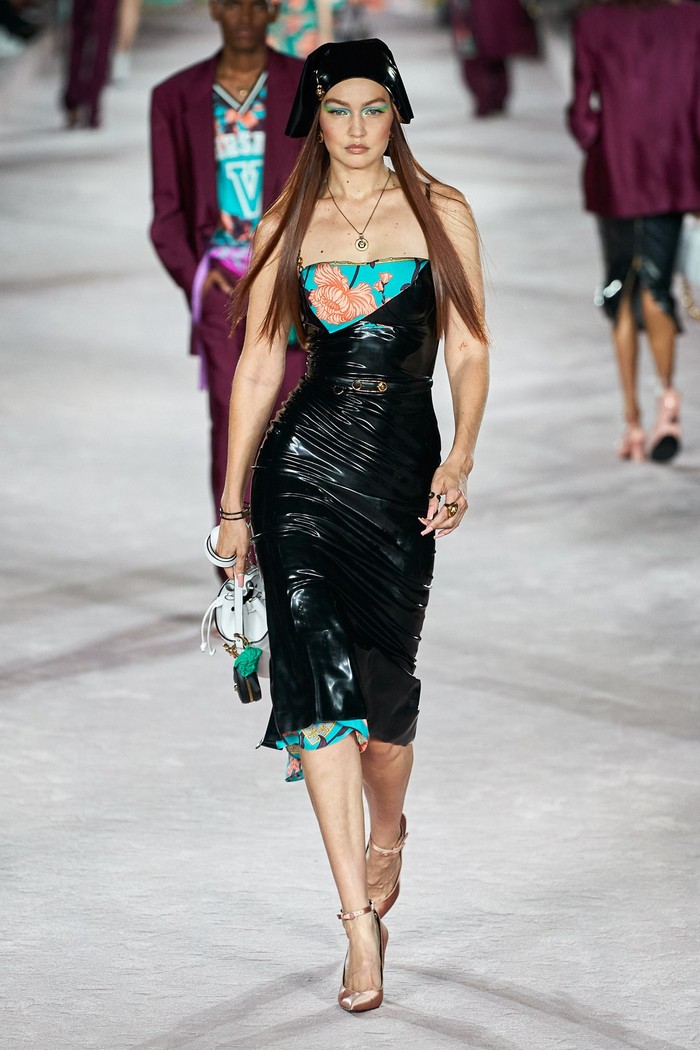 Telah menjadi langganan tampil di peragaan dan iklan, Gigi Hadid kembali berpartisipasi di fashion show koleksi terbaru Versace. Foto: Alessandro Lucioni/Go Runway/Vogue