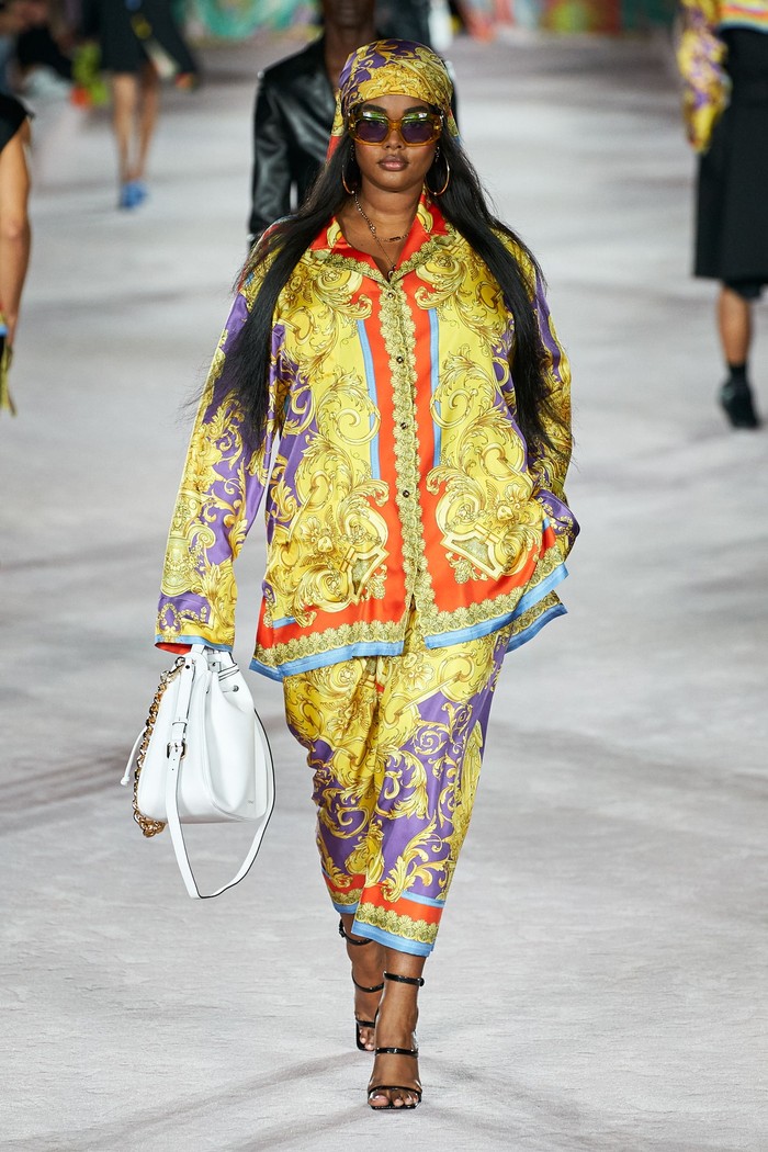 Precious Lee kembali memeriahkan fashion show Versace, di mana tampil dalam padanan busana kasul bermotif baroque. Foto: Alessandro Lucioni/Go Runway/Vogue