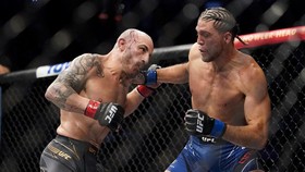 FOTO: Volkanovski Menang Duel Sengit Lawan Ortega