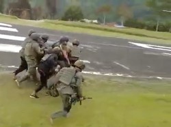 Detik-detik Evakuasi Anggota Brimob Gugur Usai Baku Tembak dengan KKB