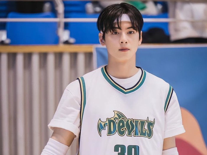 Aktor Cha Eun Woo dengan seragam basket dalam drama True Beauty