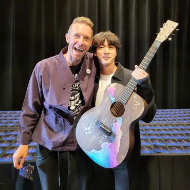 Benarkah Lagu Debut Solo Jin BTS Berkolaborasi dengan Coldplay?