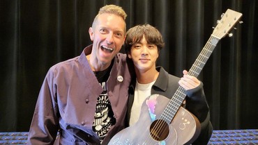 Beri Gitar, Chris Martin Sebut Jin BTS Paling Ganteng Sedunia