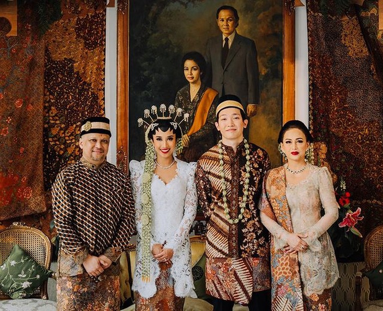 Nadia Sofia adalah cucu pertama dan tertua BJ Habibie yang baru saja melangsungkan pernikahan. Yuk intip momennya!