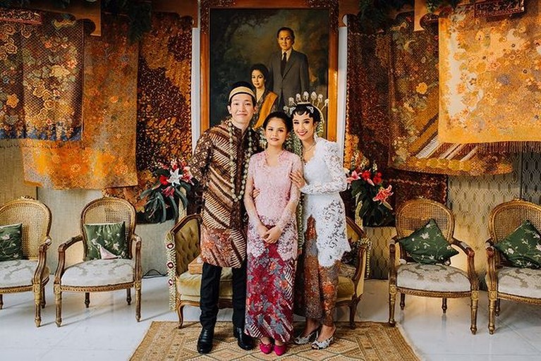 Nadia Sofia adalah cucu pertama dan tertua BJ Habibie yang baru saja melangsungkan pernikahan. Yuk intip momennya!