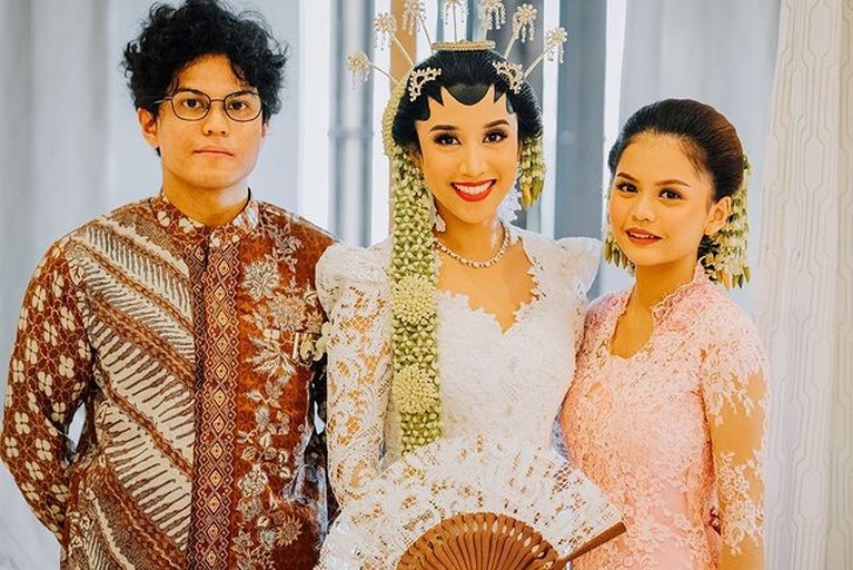Nadia Sofia adalah cucu pertama dan tertua BJ Habibie yang baru saja melangsungkan pernikahan. Yuk intip momennya!