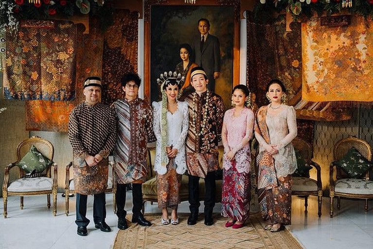 Nadia Sofia adalah cucu pertama dan tertua BJ Habibie yang baru saja melangsungkan pernikahan. Yuk intip momennya!