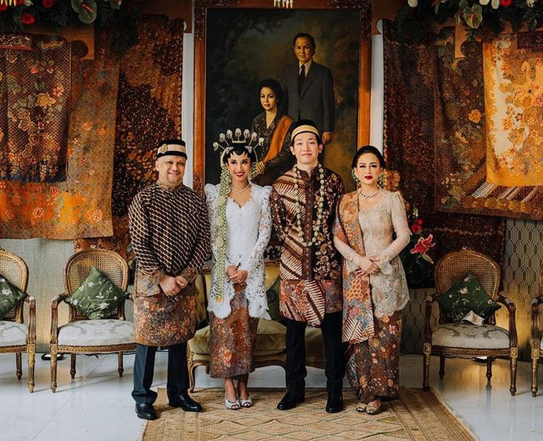 Foto Pernikahan Nadia Sofia Cucu Pertama BJ Habibie yang Jarang Tersorot Nadia Sofia adalah cucu pertama dan tertua BJ Habibie yang baru saja melangsungkan pernikahan. Yuk intip momennya!