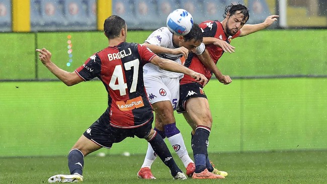 Momen unik terjadi di laga Genoa lawan Verona di Liga Italia saat Mattia Destro mencetak gol sambil memegang botol.
