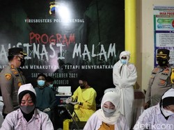 Uji Nyali! Vaksin COVID-19 di Tempat Ini Ditunggui Pocong-Suster Ngesot