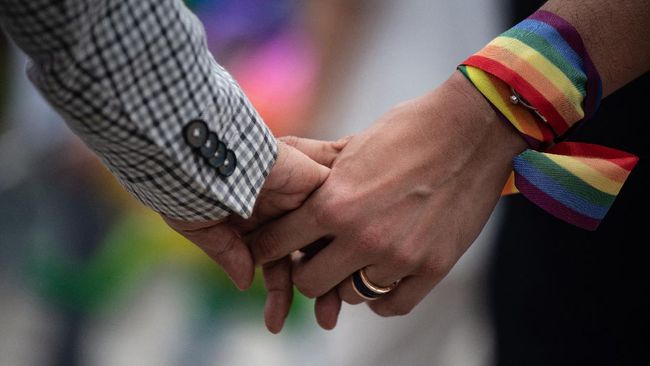 Bagaimana hukum LGBT dalam Islam? Bagaimana pula cara umat Islam seharusnya bersikap terhadap kaum LGBT? Simak penjelasannya di artikel berikut ini.