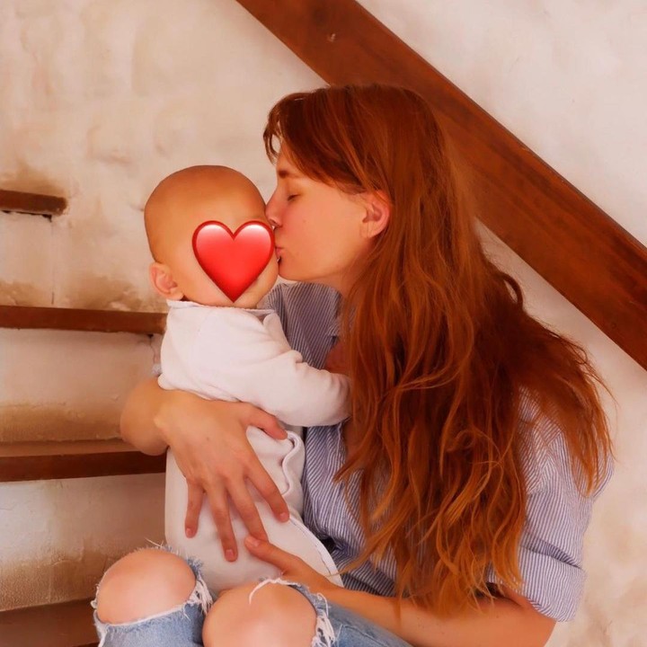 <p>Sama seperti beberapa artis, Ario dan istri bulenya memutuskan untuk tidak mengekspos wajah anak pertama mereka di media sosial. (Foto: Instagram @valentinepayen)</p>