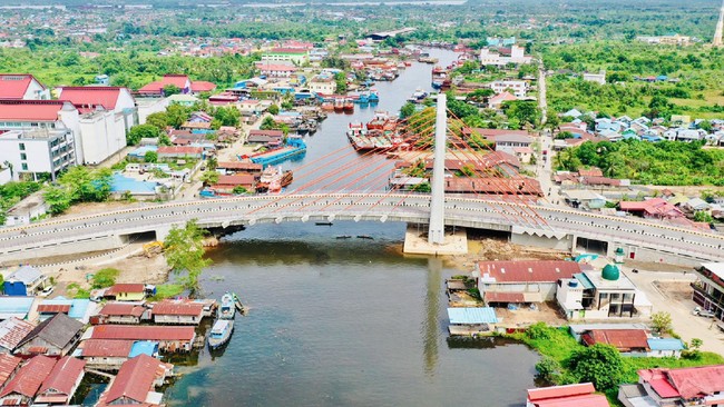Presiden Jokowi meresmikan Jembatan Sei Alalak di Banjarmasin, Kalsel. Jembatan ini bernilai Rp278 miliar.