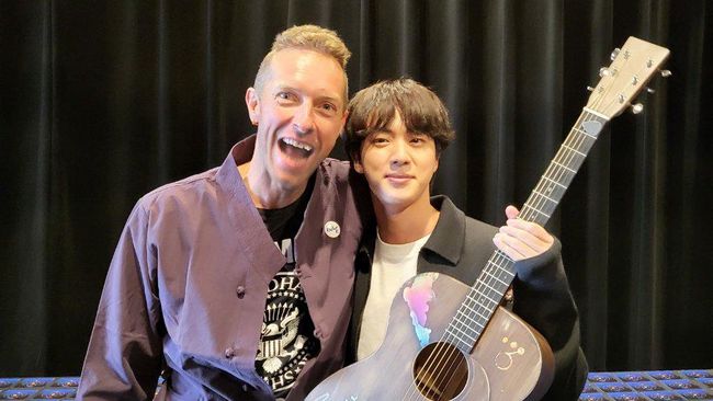 Vokalis Coldplay, Chris Martin, diketahui memberikan sebuah gitar kepada Jin BTS baru-baru ini dengan pesan khusus.