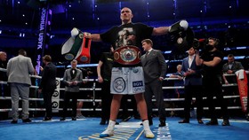 FOTO: Usyk Bungkam Joshua untuk Rebut Status Juara Dunia