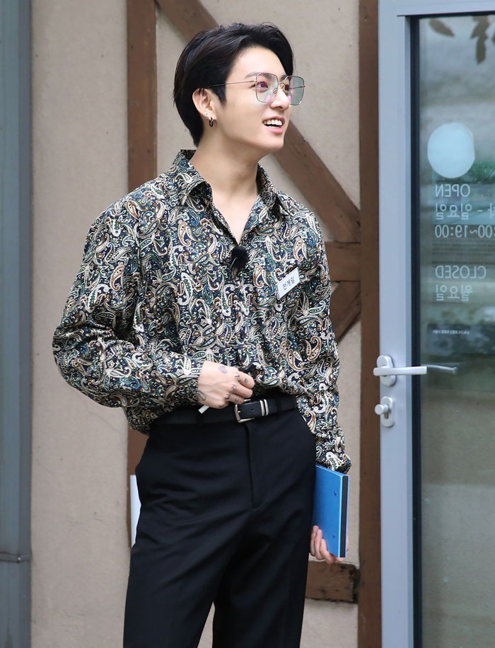 Member termuda BTS, Jungkook juga kedapatan mengenakan kemeja motif batik ketika sedang syuting sebuah acara. Dengan kacamata yang ia kenakan, menambah ketampanannya. Siapa yang jadi berasa diajak kondangan sama Jungkook nih, Beauties? :D (pinterest.com) Foto: Octaviani
