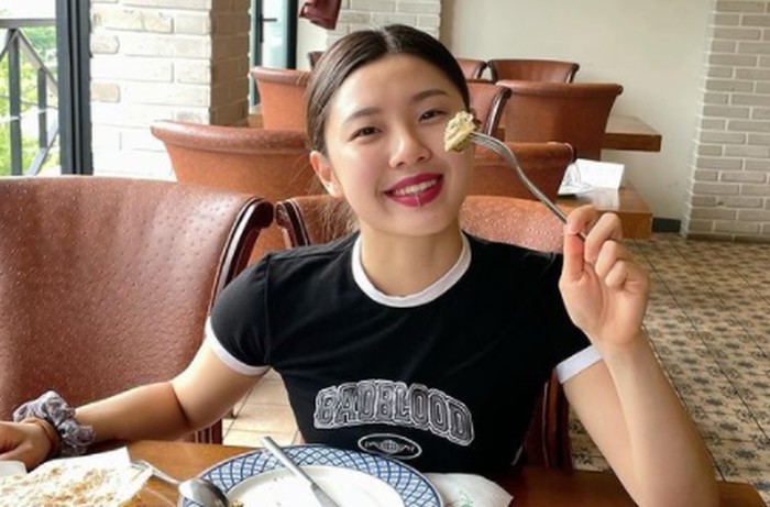 Meskipun sempat diremehkan karena masih berusia muda, gadis kelahiran tahun 1998 ini punya kemampuan memimpin grup yang tidak kalah profesional dengan para dancer seniornya yang lain./Foto: instagram.com/leejung_lee