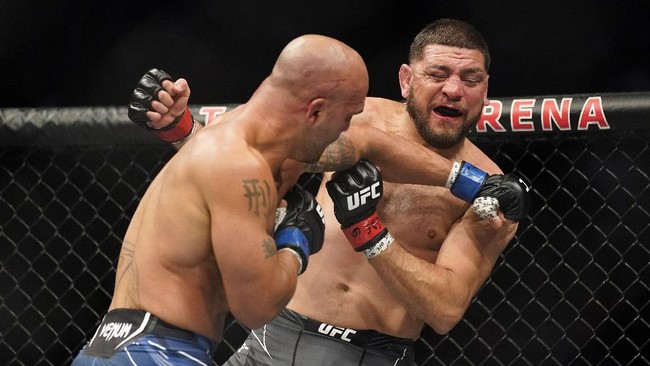 Nick Diaz kalah TKO dalam duel lawan Robbie Lawler di kelas menengah UFC. Duel tersebut jadi salah satu yang menarik perhatian penonton.