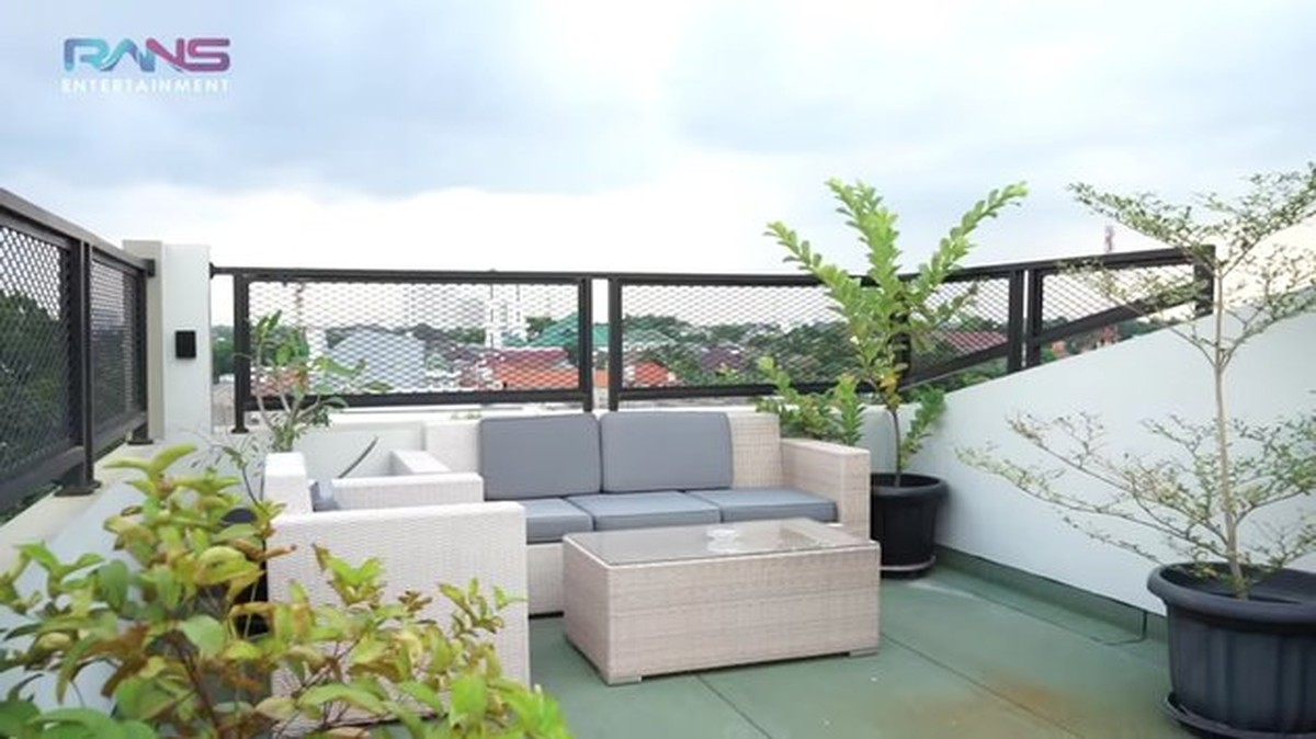 Baru-baru ini Raffi Ahmad berkunjung ke kos-kosan Dimas Ahmad yang baru&period; Yuk kita intip penampakan kost an mewahnya&excl;