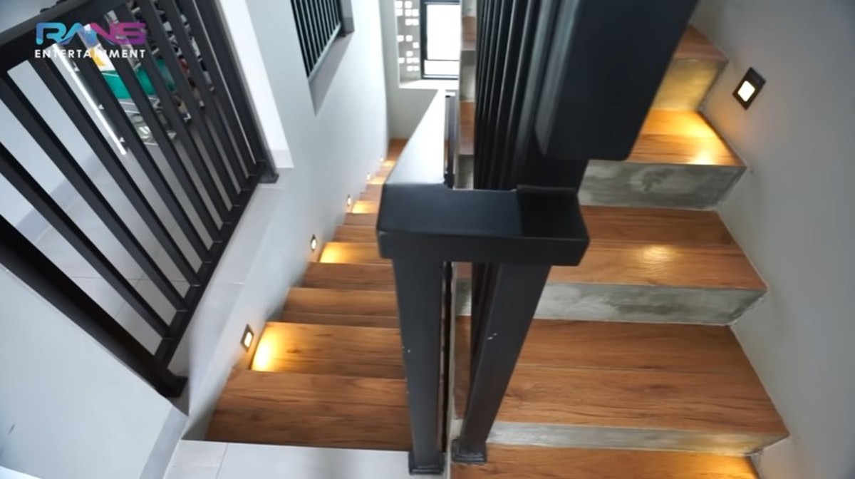 Baru-baru ini Raffi Ahmad berkunjung ke kos-kosan Dimas Ahmad yang baru&period; Yuk kita intip penampakan kost an mewahnya&excl;