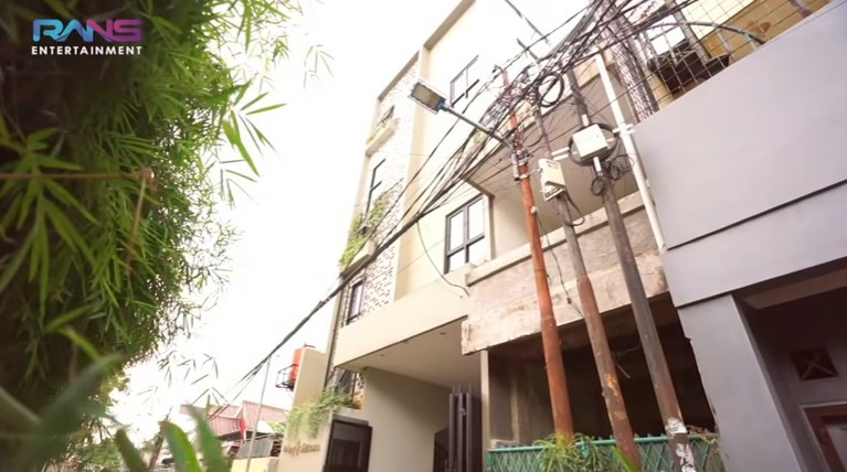 Baru-baru ini Raffi Ahmad berkunjung ke kos-kosan Dimas Ahmad yang baru. Yuk kita intip penampakan kost an mewahnya!