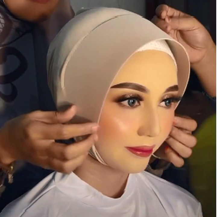 <p>Baru-baru ini viral video <em>makeup artist</em> (MUA) menjadi perbincangan di TikTok. Dalam video yang diunggah akun @reskiiyani, tampak pengantin wanita ini menarik perhatikan karena hasil riasan sang MUA dinilai terlalu cantik. (Foto: dok. TikTok Reskiiyani)</p>