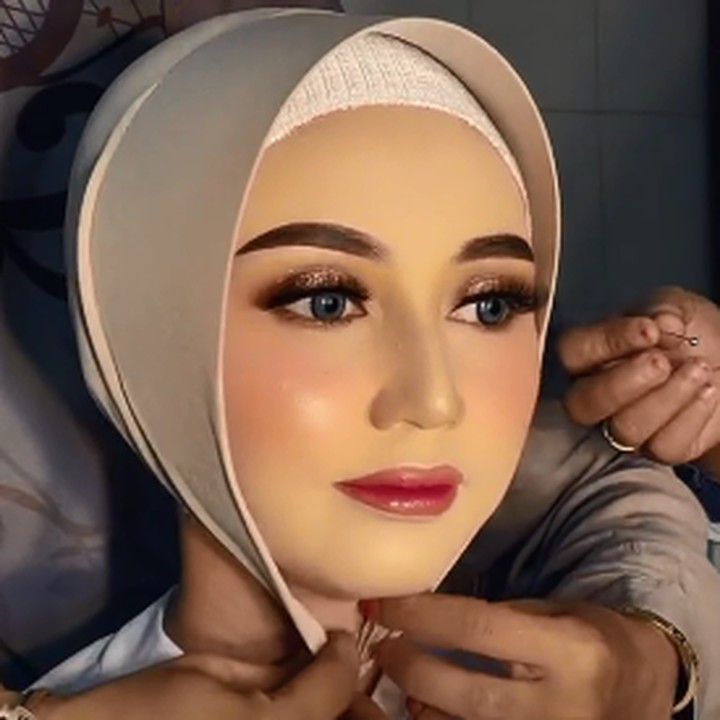<p>Dalam video tersebut, tampak seorang wanita sedang dipakaikan ciput hijab setelah wajahnya dirias oleh sang MUA. Riasan wajahnya pun tampak <em>flawless</em> hingga membuat pangling. (Foto: dok. TikTok Reskiiyani)</p>