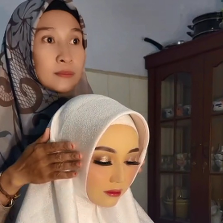 <p>Banyak netizen pun berkomentar jika pengantin ini mirip seperti boneka hingga manekuin. Salah satunya, "Tadi gw kira patung kepala yang buat majang jilbab (emoji menangis)..." tulis akun @Rara.... (Foto: dok. TikTok Reskiiyani)</p>