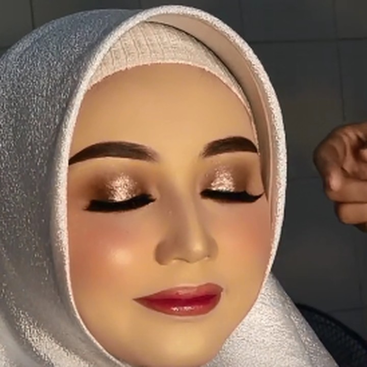 <p>Video unggahan MUA Reskiyani ini sudah ditonton lebih dari 18,9 juta views dan sekitar 5500 komentar. Wajah pengantin wanita ini juga tampak seperti Barbie setelah dirias. (Foto: dok. TikTok Reskiiyani)</p>