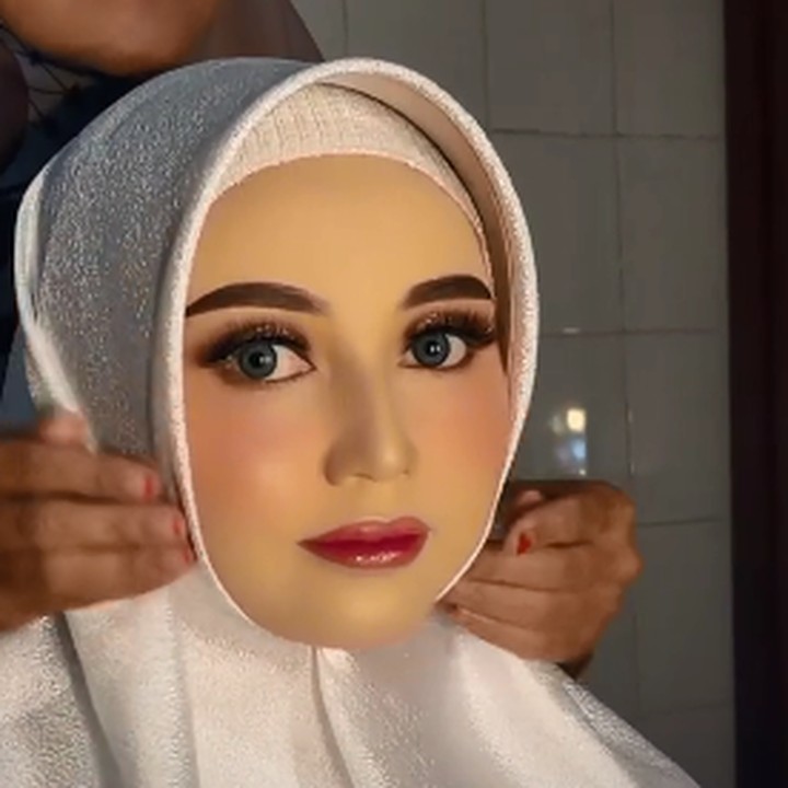 <p>Bagaimana menurut Bunda, hasil <em>makeup flawess</em> MUA Reskiyani ini bikin sang pengantin terlalu cantik ya? (Foto: dok. TikTok Reskiiyani)</p>