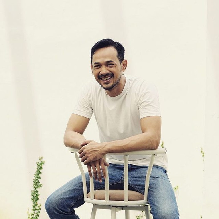 Pesona Oka Antara Pemain Baru 'Ikatan Cinta' yang Diserang Netizen Oka Antara bergabung di sinetron 'Ikatan Cinta' dan dapat peran antagonis ia pun diserang oleh netizen khususnya emak-emak. Yuk intip!