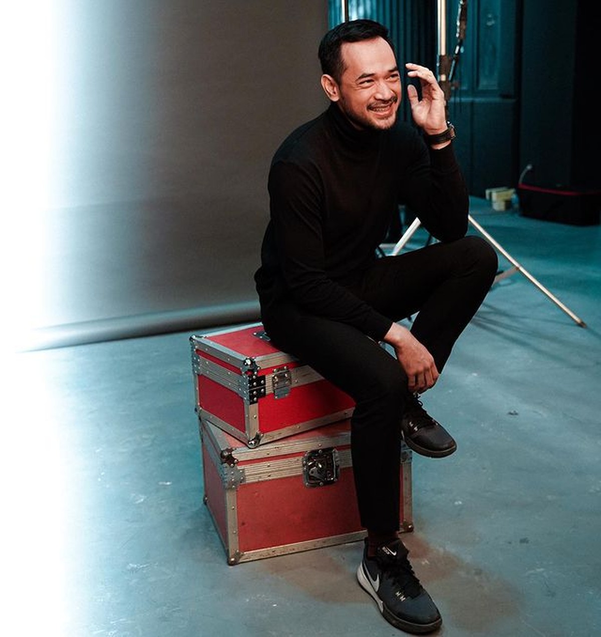 Oka Antara bergabung di sinetron 'Ikatan Cinta' dan dapat peran antagonis ia pun diserang oleh netizen khususnya emak-emak&period; Yuk intip&excl;