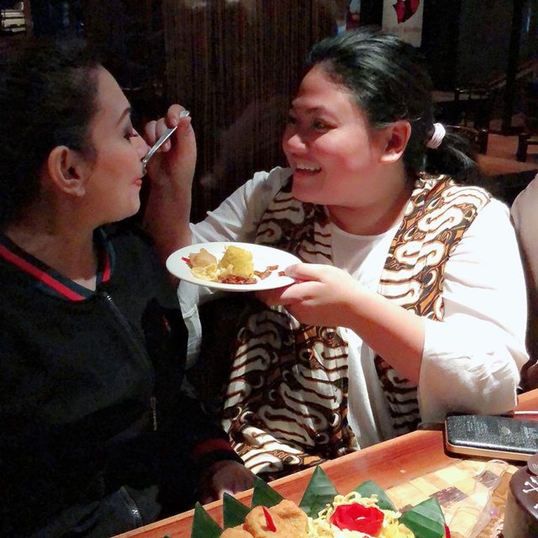 Anak Nia Daniaty, Olivia Nathania diterpu isu tak sedap diduga melakukan penipuan CPNS. Yuk intip potret Nia dan sang putri!