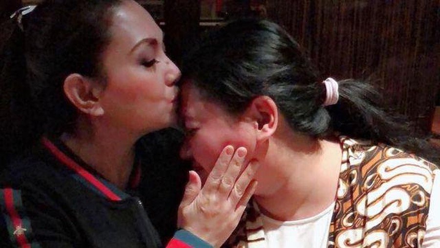 Anak Nia Daniaty, Olivia Nathania diterpu isu tak sedap diduga melakukan penipuan CPNS. Yuk intip potret Nia dan sang putri!
