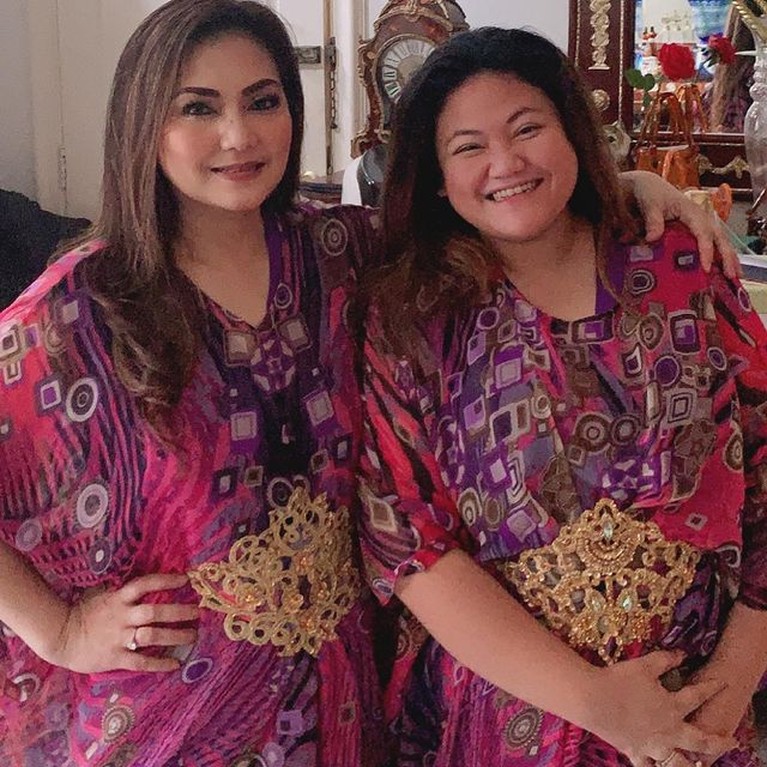 Potret Nia Daniaty dan Sang Putri yang Diduga Tipu CPNS Miliaran Anak Nia Daniaty, Olivia Nathania diterpu isu tak sedap diduga melakukan penipuan CPNS. Yuk intip potret Nia dan sang putri!