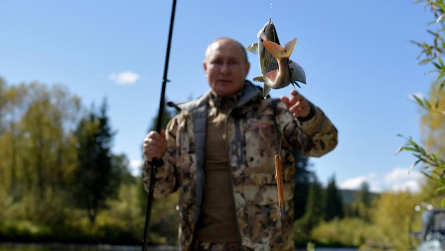 Melalui sederet foto yang dirilis Kremlin pada akhir pekan lalu, Putin terlihat mendaki gunung dan memancing di Teritorial Primorye dan wilayah Amur, Siberia.