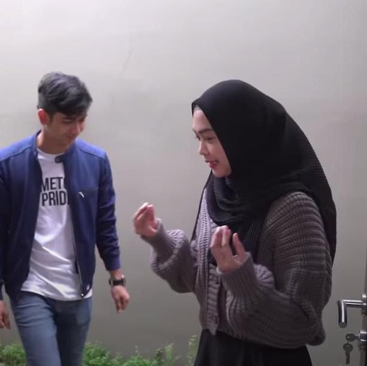 <p>Di sebelah dapur, terdapat teras kecil yang sudah ditumbuhi tanaman. Rencananya, jika berjodoh dengan rumah tersebut, Teuku Ryan bakal mengisinya dengan hidroponik. (Foto: YouTube Ricis Official)</p>