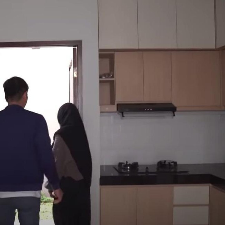 <p>Meski luas, sudut rumahnya terlihat simpel dan minimalis. Di bawah tangga terdapat <em>kitchen set</em> modern. (Foto: YouTube Ricis Official)</p>