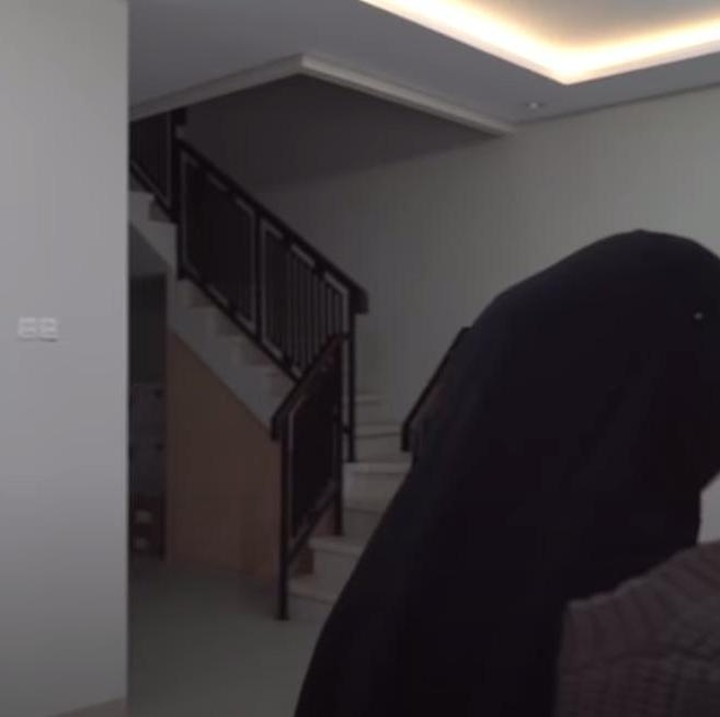 <p>Dalam vlog yang ditampilkan, rumahnya terdapat di dalam komplek dan dalamnya cukup luas. Tidak terlalu banyak sekat, Bun. Begitu masuk, terdapat ruang kosong yang bakal dijadikan ruang tamu dan dari pintu terlihat pula ruang tengah. (Foto: YouTube Ricis Official)</p>