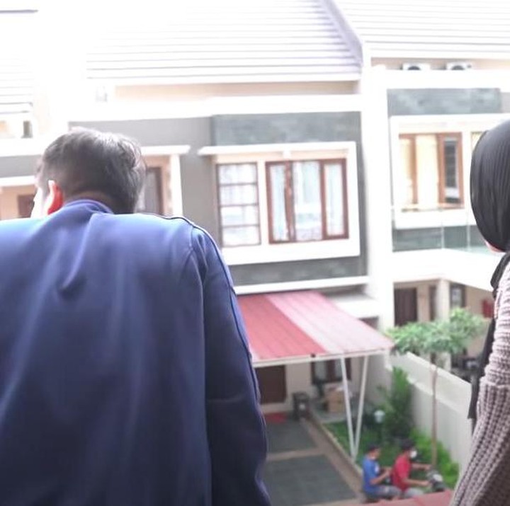 <p>Pemandangan dari balkon rumahnya. Cukup luas rumahnya ya, Bunda? Ketika ditanya mengapa pindah ke Jakarta, Teuku Ryan mengaku sudah niat tinggal bersama dengan Ria Ricis setelah menikah dan akan melanjutkan S2. (Foto: YouTube Ricis Official)</p>