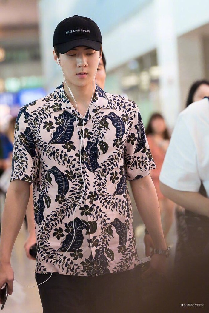 Se hun EXO juga terlihat mengenakan batik ketika sedang berada di airport. Tidak hanya kali ini, ia memang sudah beberapa kali kedapatan saat mengenakan batik. Waah..sepertinya ia sangat menyukai batik ya. (pinterest.com)