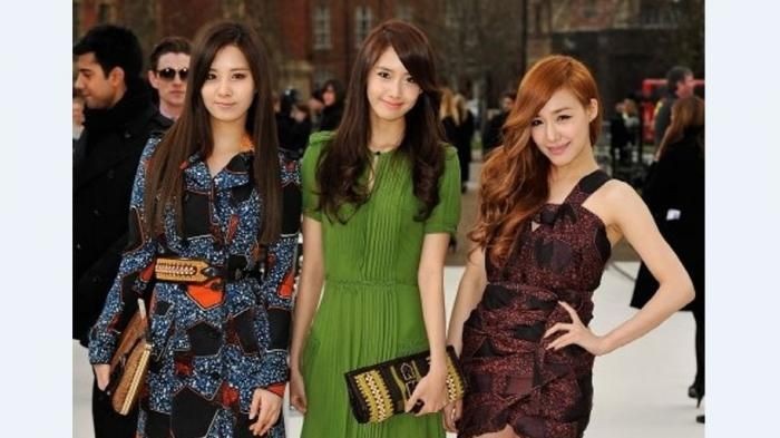 Seohyun dan Tiffany dari girlband SNSD pernah mengenakan batik pada sebuah acara yang mereka hadiri. Seohyun mengenakan dress batik lengan panjang model V-Neck, sedangkan Tiffany mengenakan busana batik model simply dress. (pinterest.com)