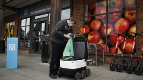 FOTO: Kisah Starship, Robot Pengantar Belanjaan di Inggris