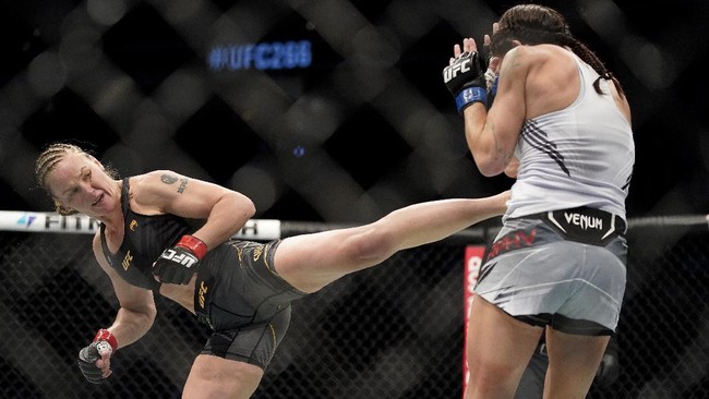 Valentina Shevchenko berhasil mempertahankan sabuk juara kelas terbang UFC usai mengalahkan Lauren Murphy dengan TKO di ronde keempat.