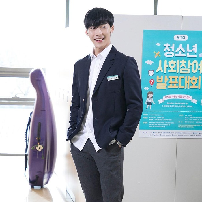 Karakter pria tampan dan populer kerap muncul di drama Korea, khususnya drama Korea romantis. Salah satunya Kwon Shi Hyeon (Woo Do Hwan) dari drama Tempted (2018).