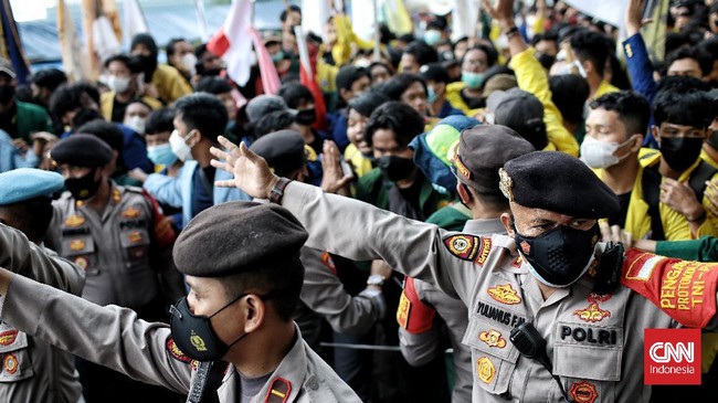 Kepada para mahasiswa yang berdemo di KPK, Ngabalin mengingatkan bahwa KPK sebagai lembaga negara sedang full konsentrasi bekerja, agar jangan diganggu.